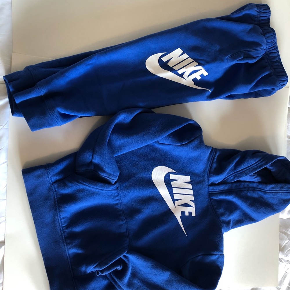 🏈 Blue Nike sweat suit boys size 6